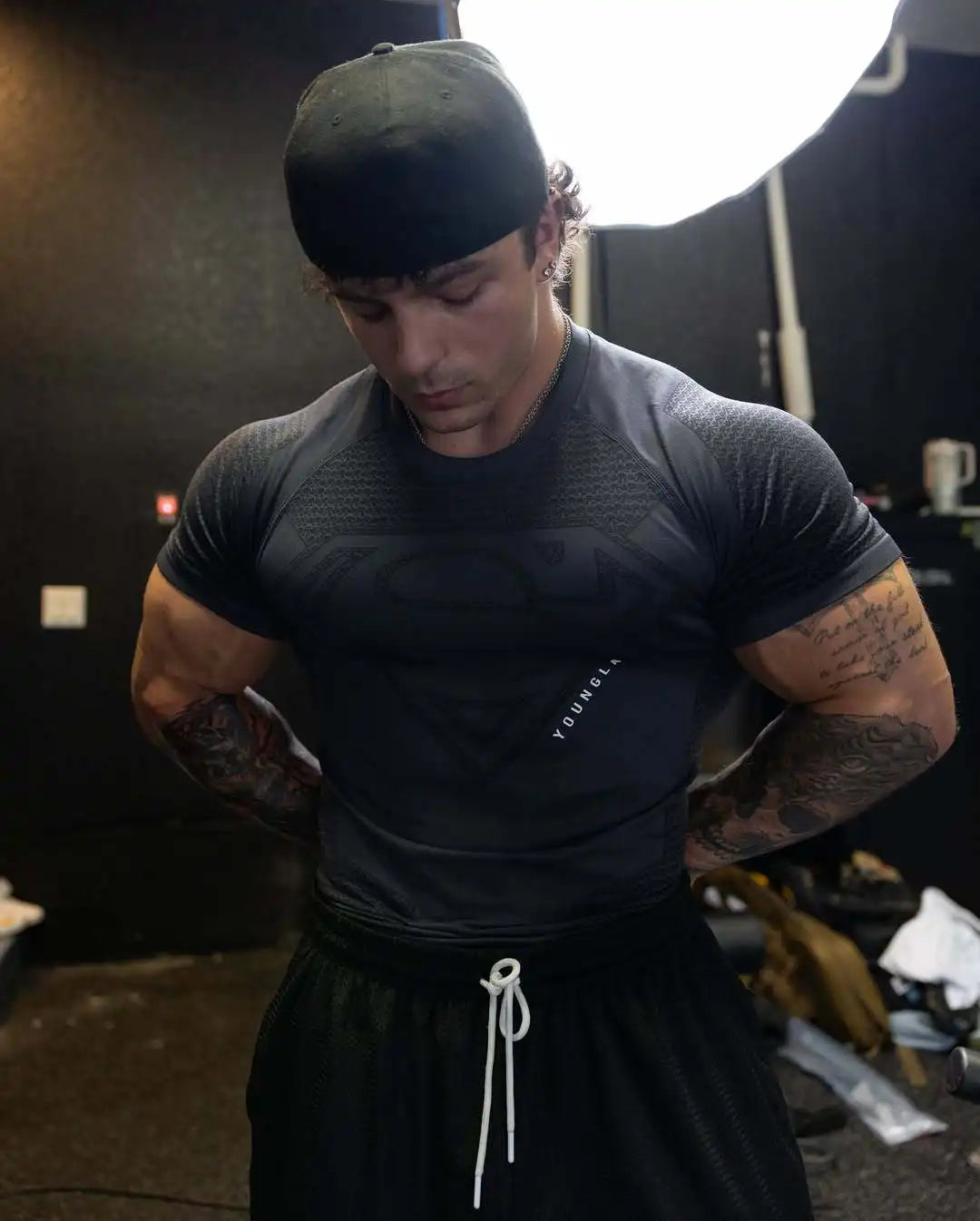 YOUNGAL Nouveaux T-shirts de fitness collants d’entraînement à manches courtes / vêtements de fitness pour hommes